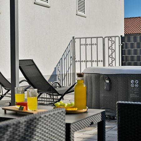 Luxury Apartment With Garden Jacuzzi And Wellness Trogir Extérieur photo