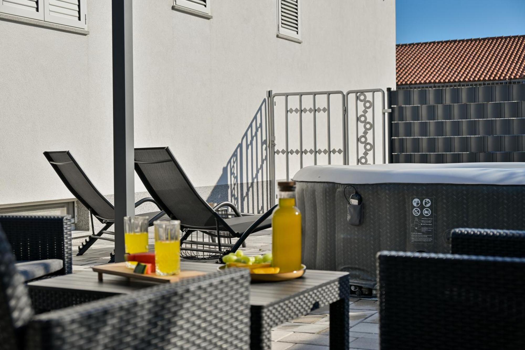 Luxury Apartment With Garden Jacuzzi And Wellness Trogir Extérieur photo