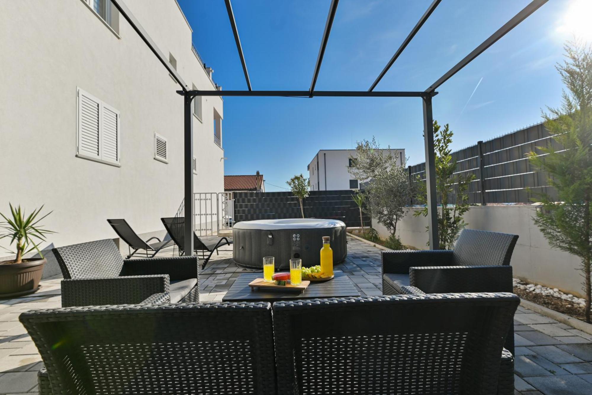 Luxury Apartment With Garden Jacuzzi And Wellness Trogir Extérieur photo