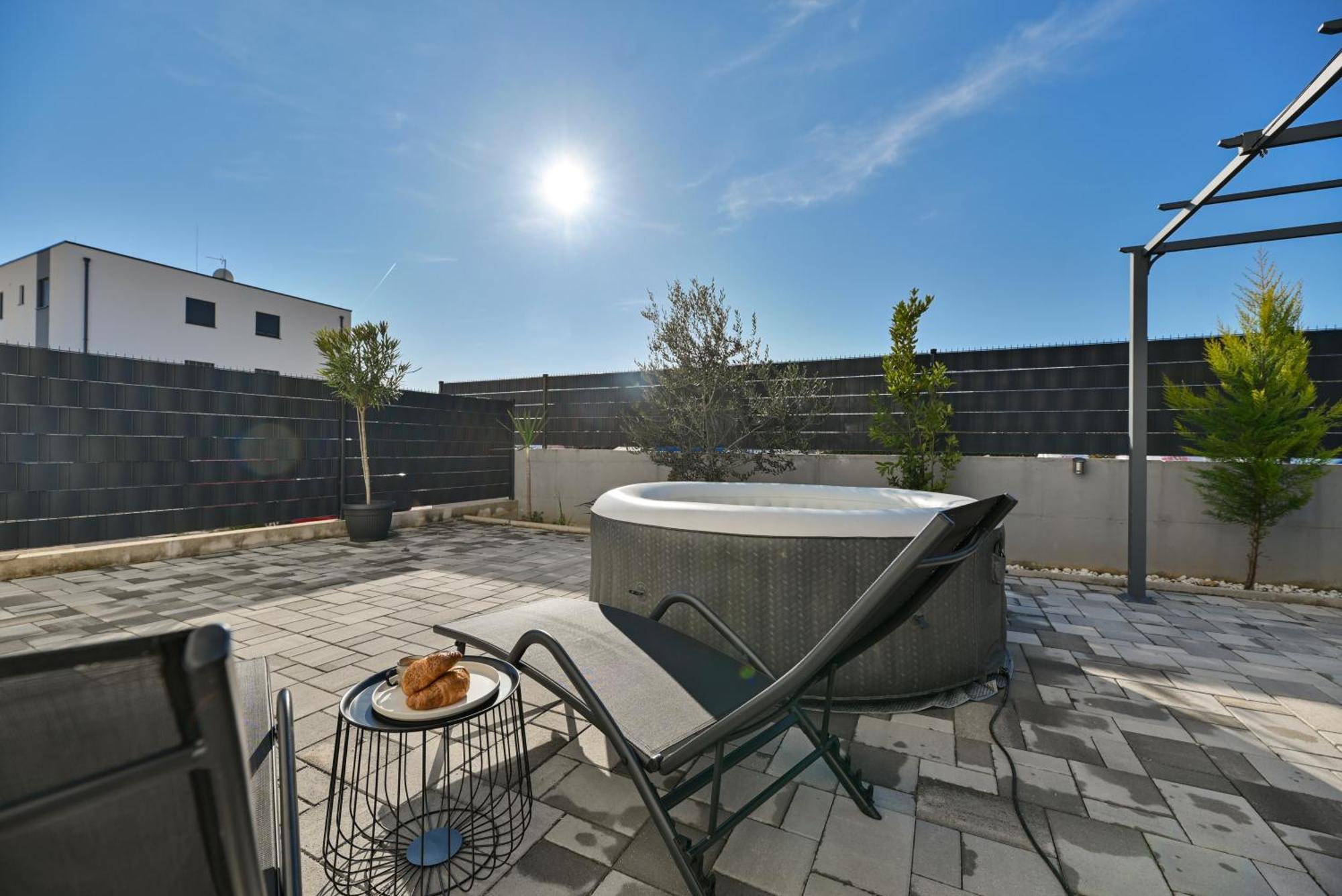 Luxury Apartment With Garden Jacuzzi And Wellness Trogir Extérieur photo