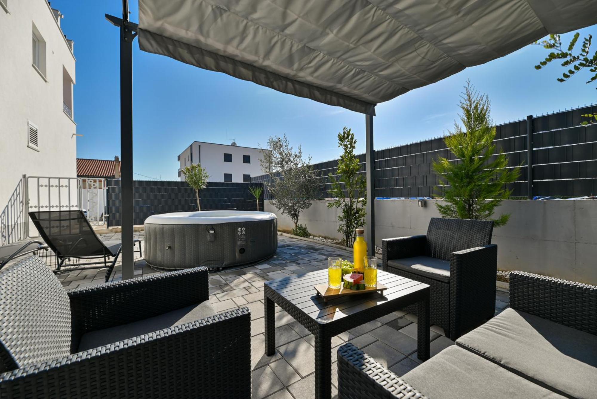 Luxury Apartment With Garden Jacuzzi And Wellness Trogir Extérieur photo