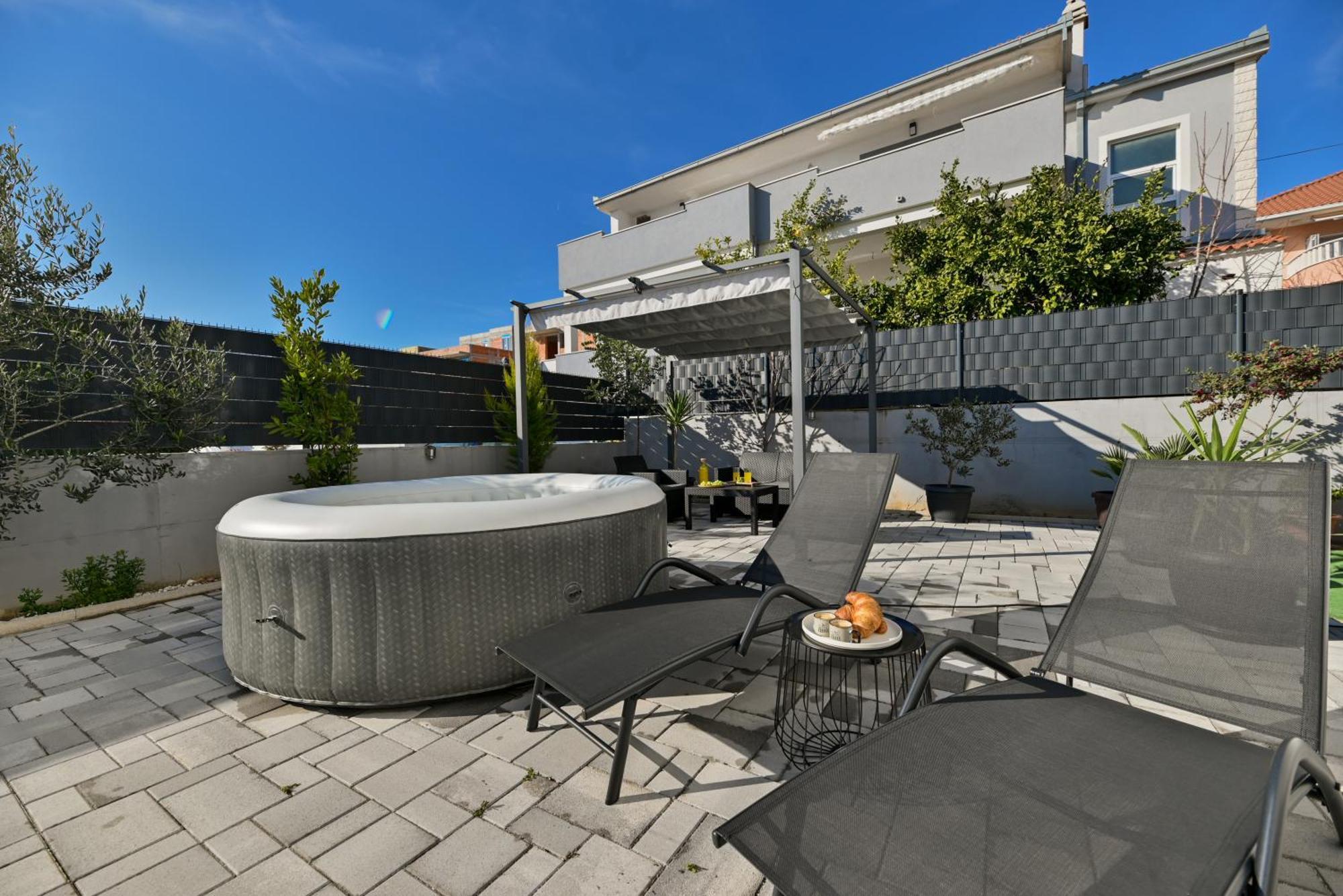 Luxury Apartment With Garden Jacuzzi And Wellness Trogir Extérieur photo