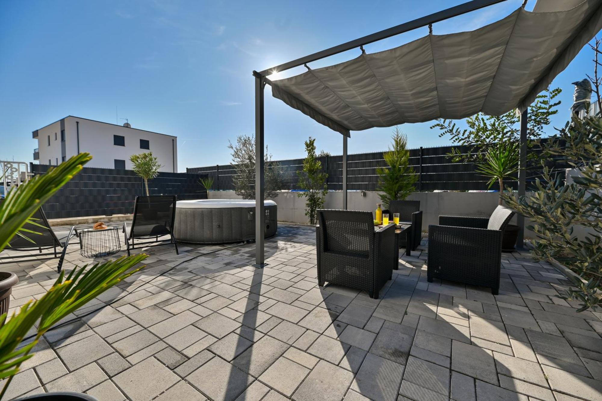 Luxury Apartment With Garden Jacuzzi And Wellness Trogir Extérieur photo