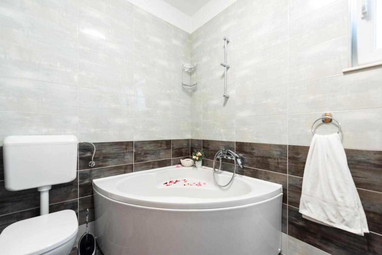 Luxury Apartment With Garden Jacuzzi And Wellness Trogir Extérieur photo